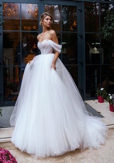 Свадебное платье М69180. С пышной юбкой, длинное со шлейфом.