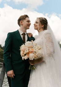  Прокат цветных мужских костюмов-П3832